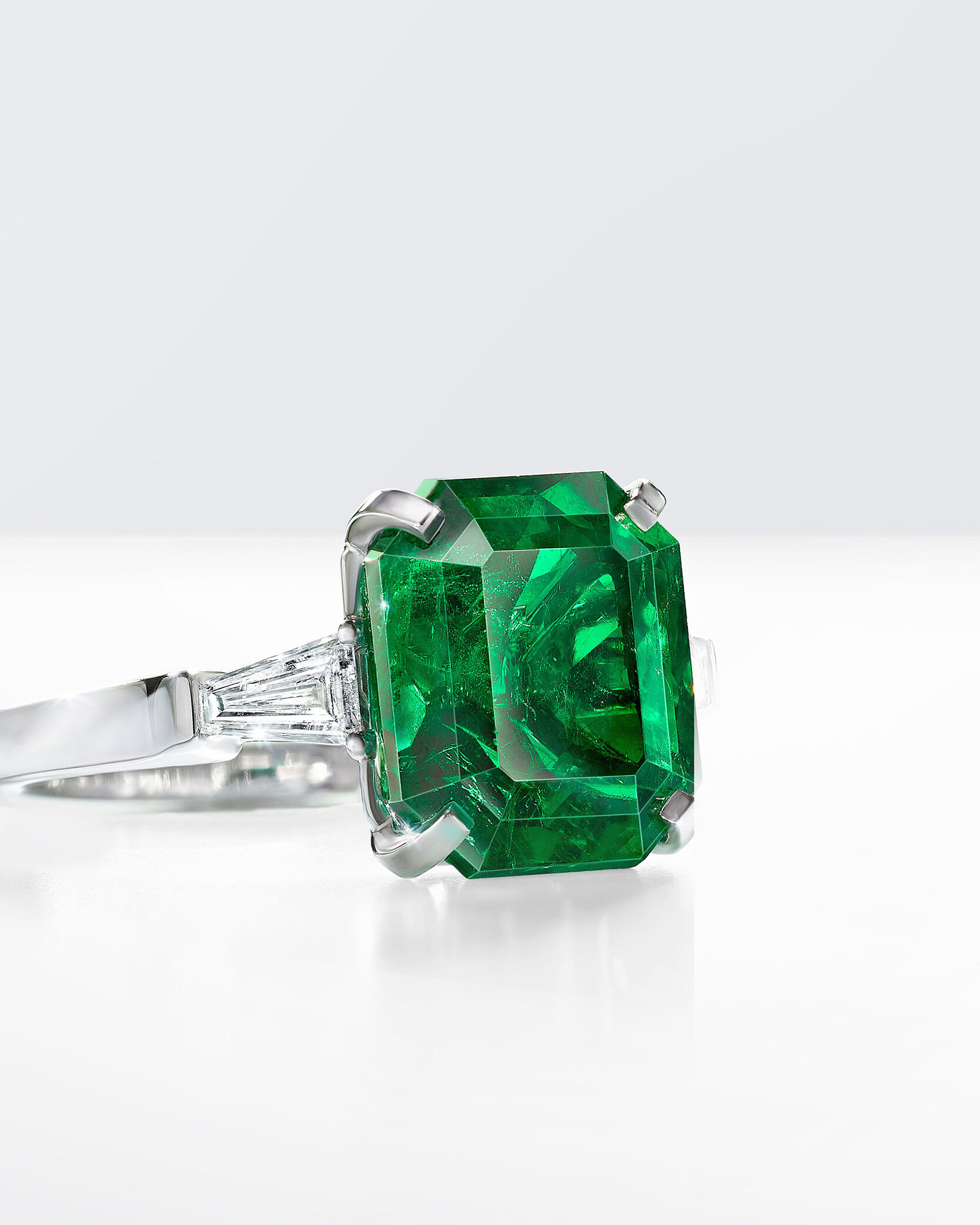 Graff Emerald and Diamond High Jewellery Ring