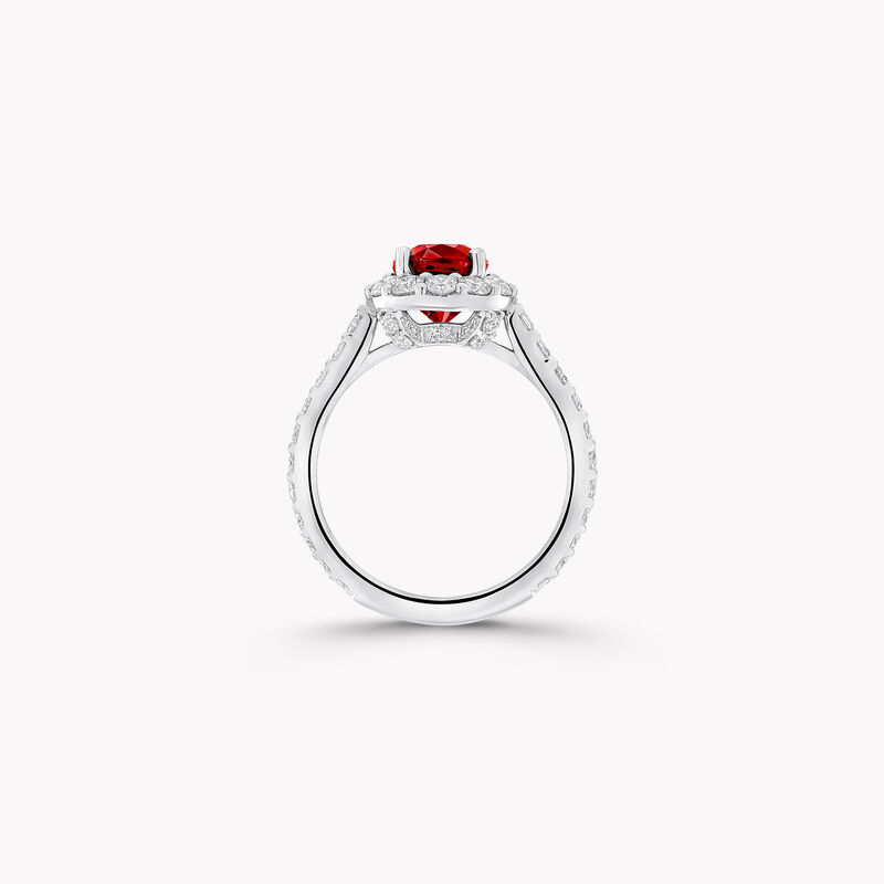 Icon椭圆形红宝石和钻石订婚戒指