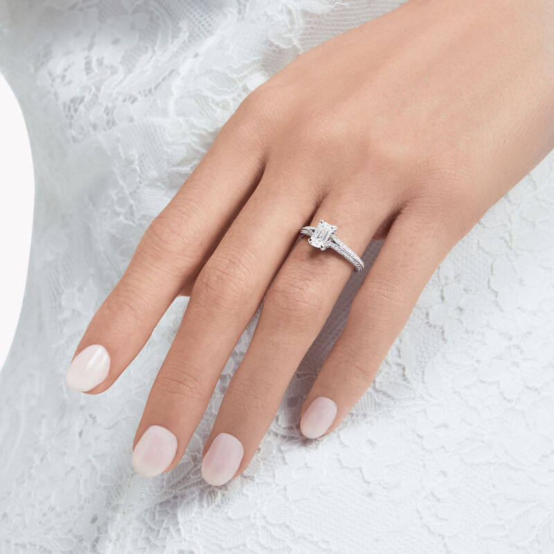 Legacy祖母绿形切割钻石订婚戒指
