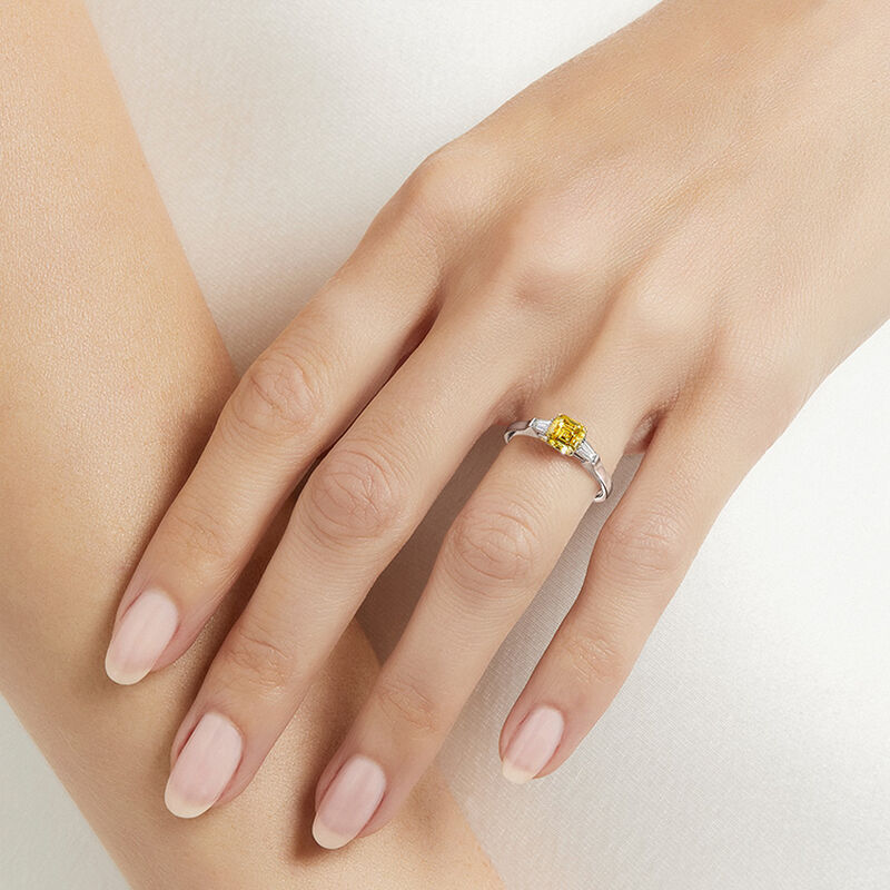 Promise祖母绿形切割黄钻订婚戒指