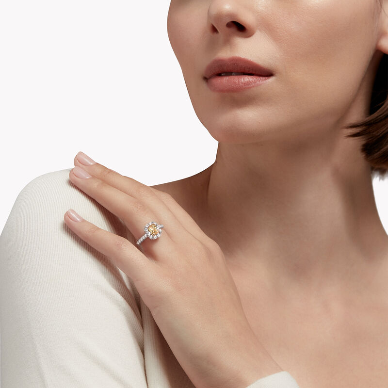 Icon雷地恩形切割黄钻戒指