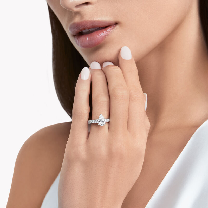 Flame梨形钻石订婚戒指