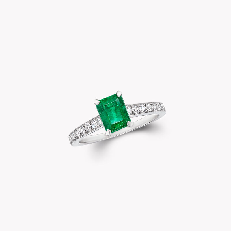 Flame祖母绿形切割祖母绿及钻石订婚戒指