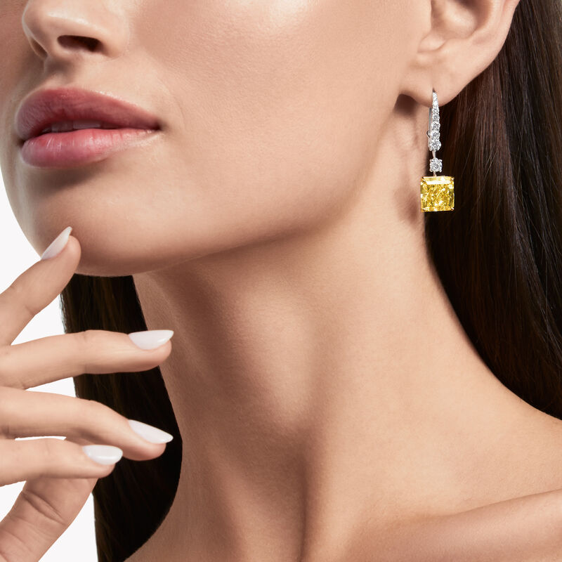 黄钻和白钻高级珠宝耳环
