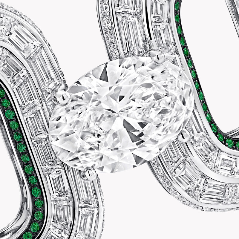 椭圆形、梨形、梯形切割和圆形钻石及密镶圆形祖母绿手链