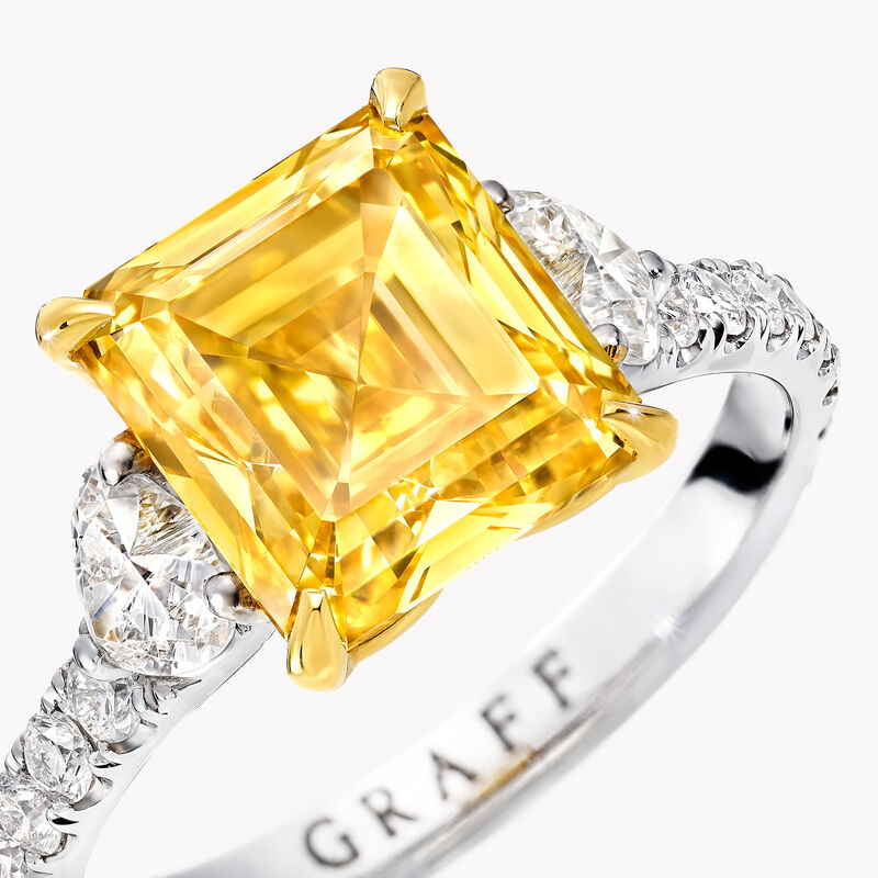 祖母绿形切割黄钻和白钻高级珠宝戒指