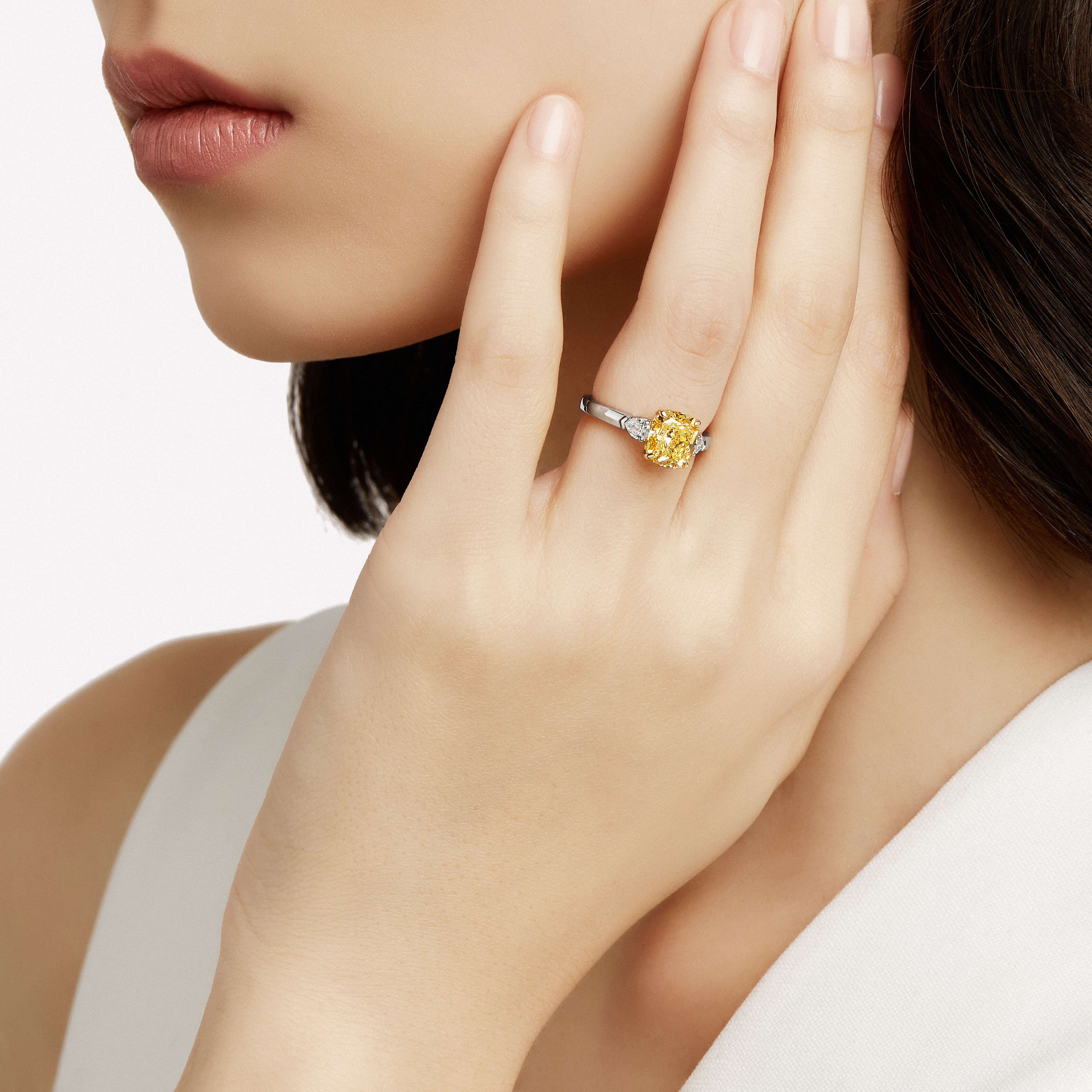 Aura fancy yellow cushion-cut diamond ring | De Beers DE