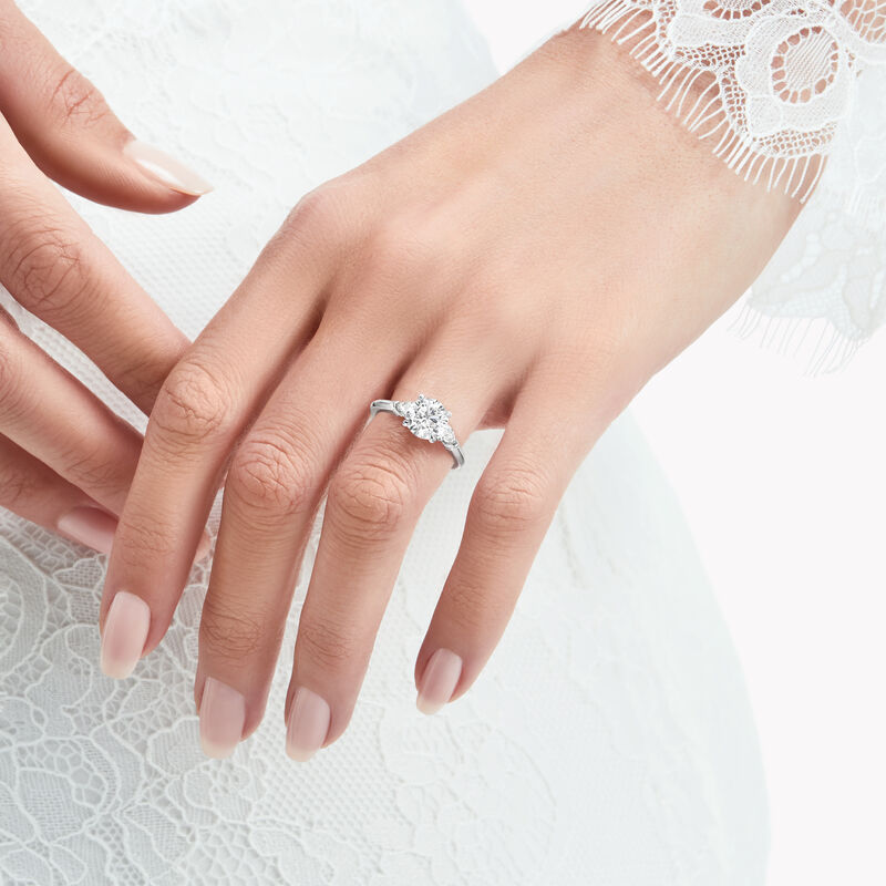 Promise圆形钻石订婚戒指
