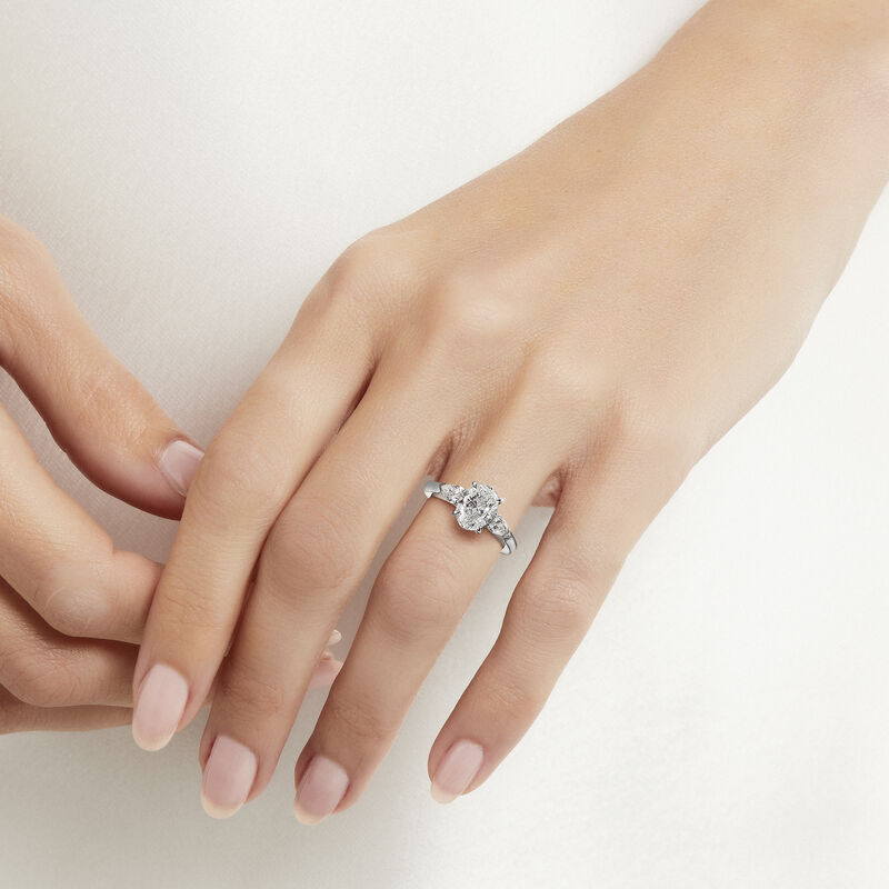 Promise椭圆形钻石订婚戒指